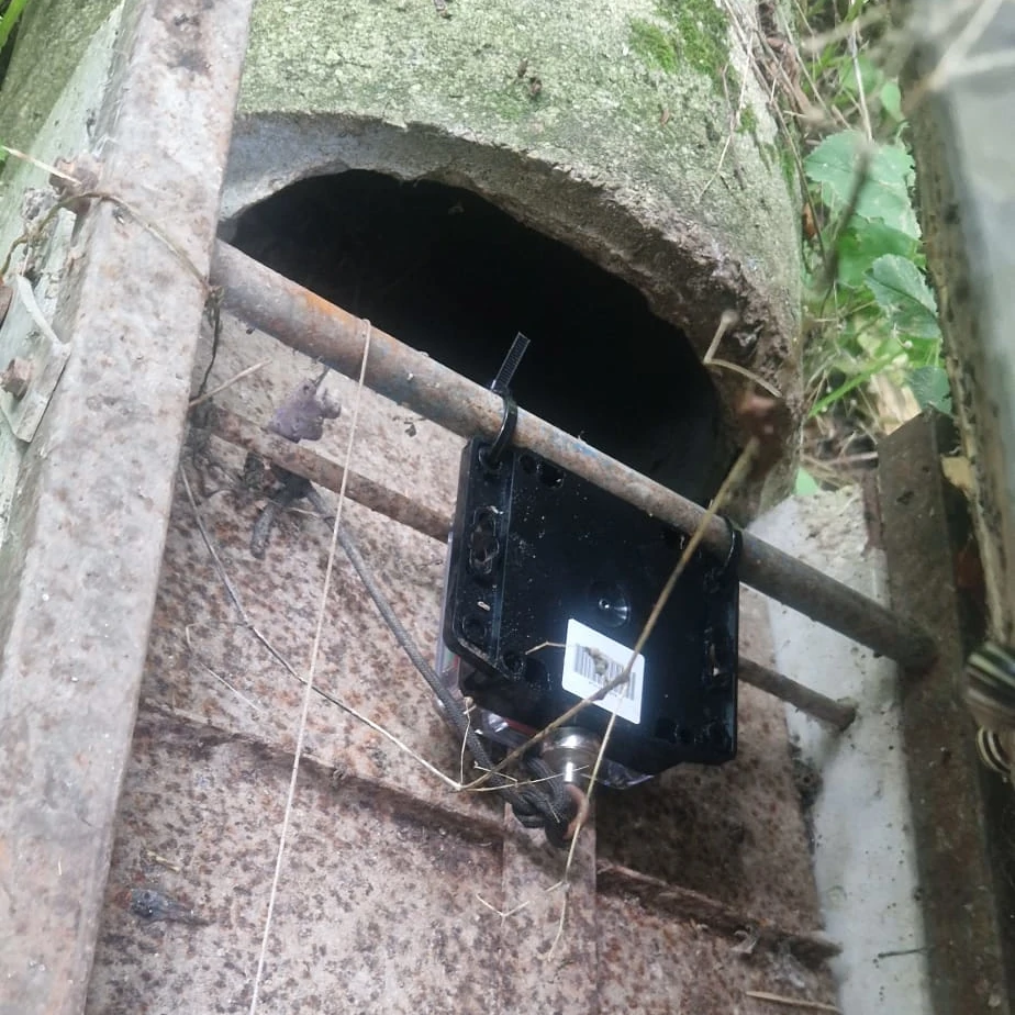 Fallenmelder Montage - Trapper Helper an Betonrohrfalle